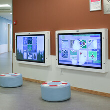 een 43 inch interactief speelscherm met touchscreen voor in een kinderhoek of wachtruimte